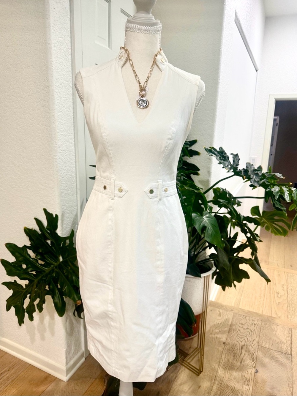 Cache White Sleeveless V-Neck Sheath Dress Size 2 Office Dress